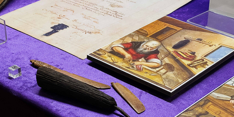 Muzeja vitrīna ar materiāliem par 17. gadsimta grāmatu iespiešanu Rīgā