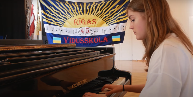 Rīgas 45. vidusskolas skolēnu veidotais muzikālais video sveiciens Ukrainas vienaudžiem