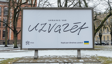 Pilsētvides plakāts ar uzrakstu - Ukrainis var uzvarēt