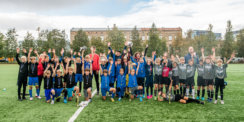 Finālu trilleris Rīgas starpskolu sacensībās futbolā