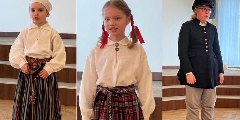 Konkursa dalībnieki latviešu tautas tērpos izpilda dziemas no folkloras pūra