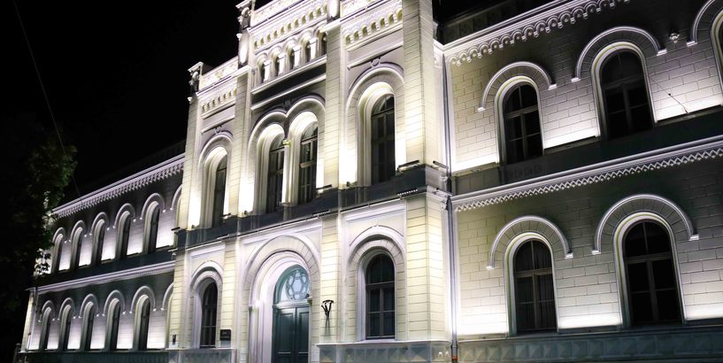 Pirmo reizi izgaismo Rīgas Valsts 1. ģimnāzijas vēsturisko ēkas fasādi