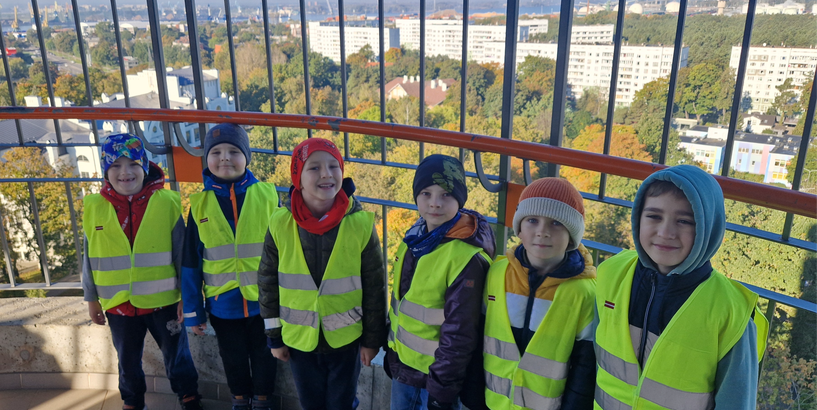 Rīgas 232. pirmsskolas izglītības iestādes bērni iepazīst rudens ainavas Ziemeļblāzmas parkā