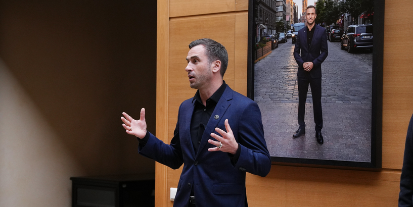 Rīgas domē atklāts oficiālais Mārtiņa Staķa portrets – fotogrāfija