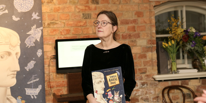 Māksliniece Anita Paegle izstādes atklāšanā muzejā “Rīgas Jūgendstila centrs”