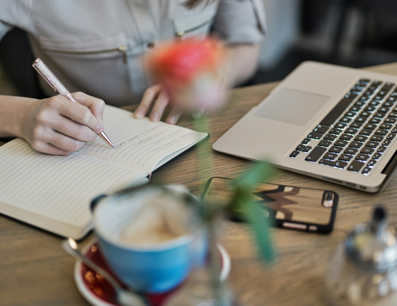 Izsludināta izglītības iestāžu direktoru mentoringa programma Rīgā