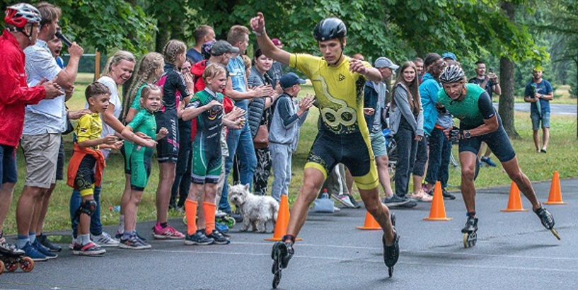 Stiprā lietū aizvadītas Rīgas atklātās meistarsacīkstes un jaunatnes čempionāts skrituļslidošanā