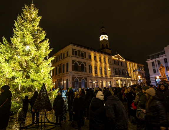 Rīgas galvenā Ziemassvētku egle Rātslaukumā iemirdzēsies jau 29. novembrī