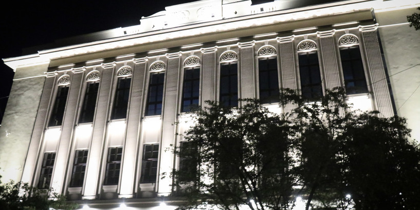 Pirmo reizi ieslēdz Rīgas Franču liceja atjaunotās vēsturiskās ēkas fasādes apgaismojumu