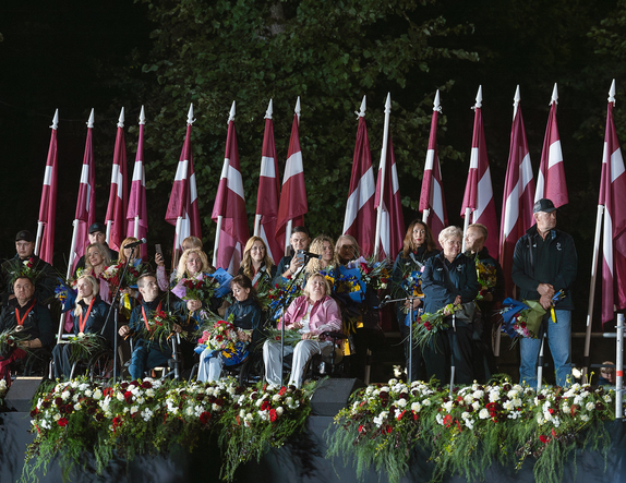 Paralimpiešu komandu pie Brīvības pieminekļa sagaidījuši vairāk nekā 1000 atbalstītāju