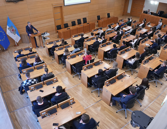 Nevalstiskās organizācijas aicinātas izvirzīt kandidātus uz vakanto vietu Rīgas domes Jaunatnes lietu konsultatīvajā komisijā