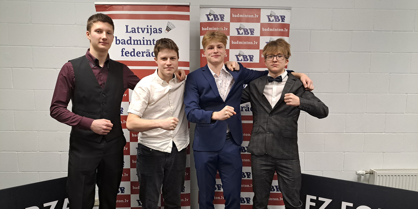 BJC “Rīgas Skolēnu pils” badmintonisti saņem balvu kā 2023. gada labākais badmintona klubs