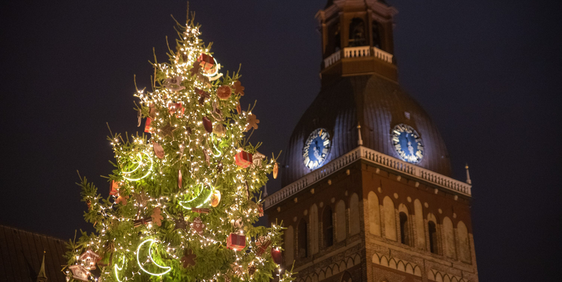 Rīgā iededz Ziemassvētku egles un dekoratīvo apgaismojumu