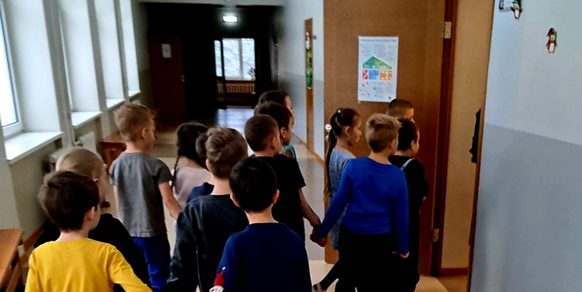 Rīgas 232. pirmsskolas audzēkņi iejūtas skolēna ikdienā