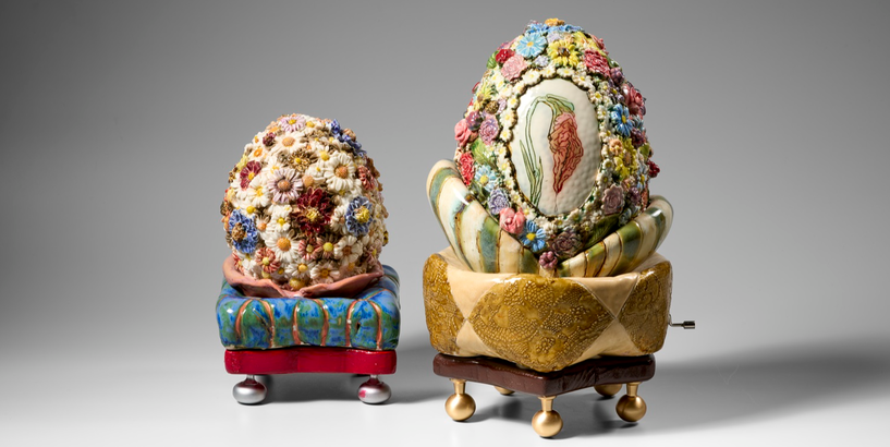 Panikas lēkme porcelānā: Skujas Braden izstāde “Augšā, lejā un visapkārt!” 