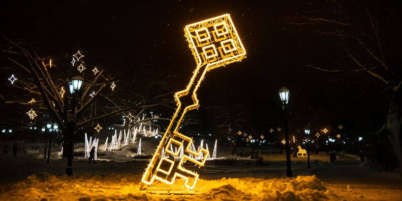 Rīgā atklāta lielākā Ziemassvētku gaismas taka Latvijā