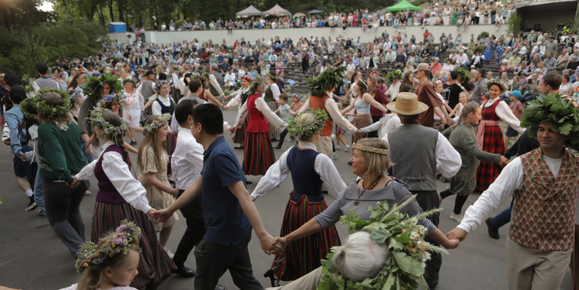 Tradicionālās Līgo dejas Dzegužkalnā