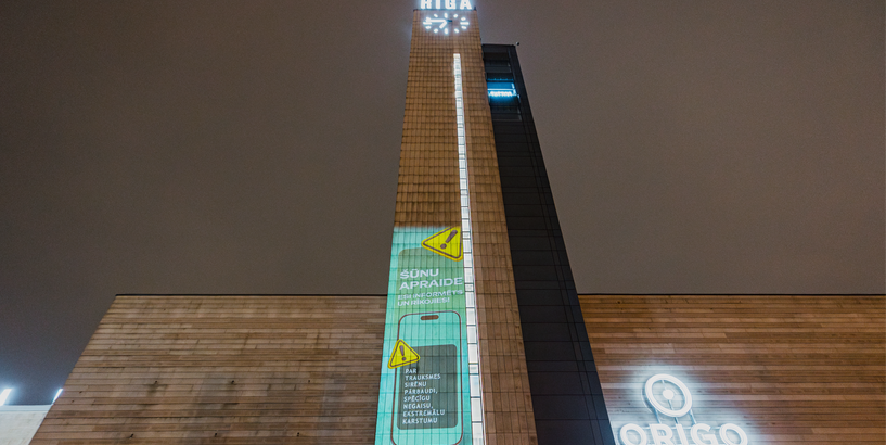 Gaismas festivāla “Staro Rīga” laikā  īpašā akcijā tiek izgaismots arī Stacijas pulksteņa tornis