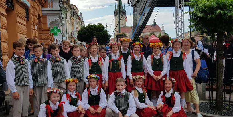 TDA „Uguntiņa” koncertē un sajūsmina skatītājus Slovākijā