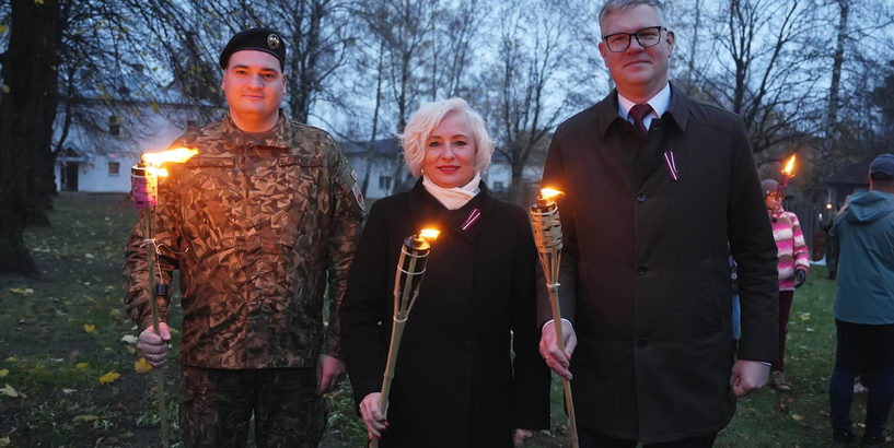 Amatpersonas piedalās lāpu gājienā uz Sudrabkalniņu