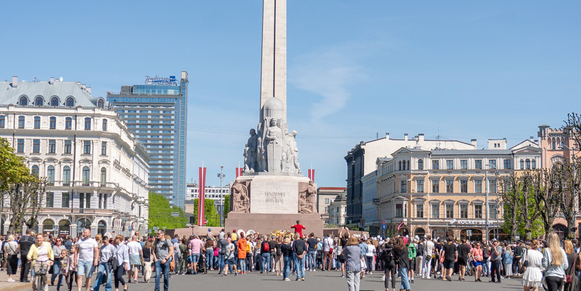 Rīgas pašvaldība aicina uz svētku lielkoncertu “Saknes, kas sien” Brīvības laukumā