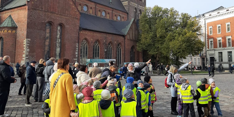 Bērnudārza audzēkņi ekskursijā Doma laukumā