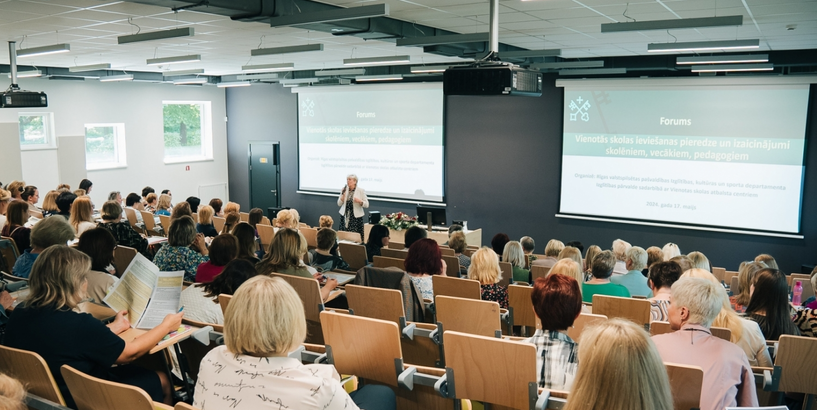 Rīgas pašvaldības skolu direktori un vietnieki diskutē par izaicinājumiem un uzlabojumiem vienotas skolas veidošanā