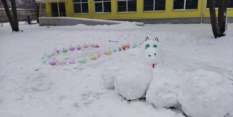 No sniega bumbām veidots pūķis bērnudārza 