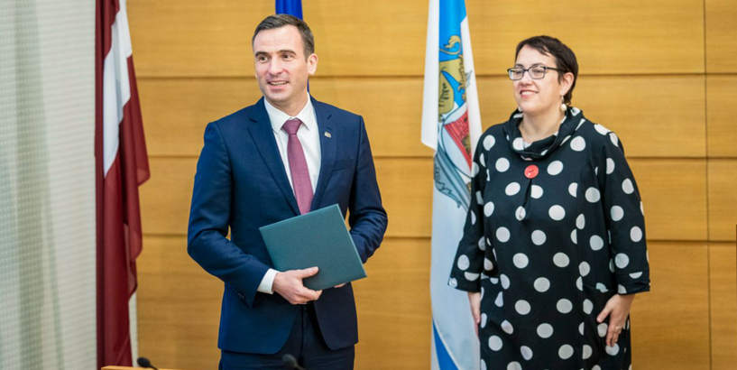 Rīgas domes priekšsēdētājs Mārtiņš Staķis sveic balvu "Zelta pildspalva" un "Zelta stipendija" ieguvējus