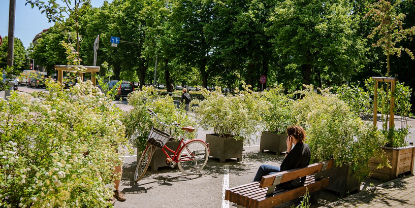 Rīgas ielās atgriežas sezonas labiekārtojumi; vasarā gaidāma plaša kultūras programma