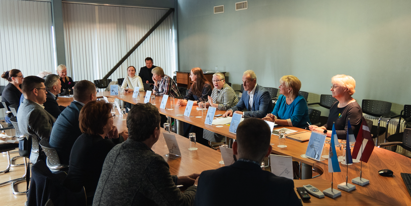 Rīgas pašvaldības pārstāvji tiekas ar Tallinas delegāciju, lai dalītos pieredzē par vienotas skolas veidošanu galvaspilsētā