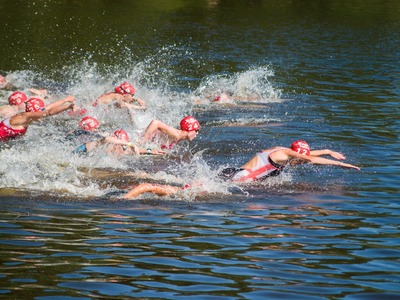 Eiropas juniori meitenes peldesana.jpg