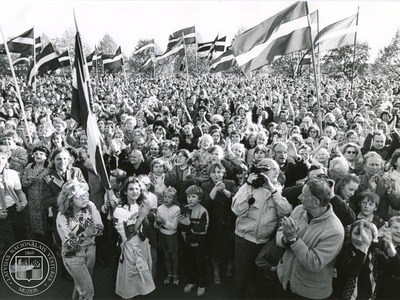 4.maijs 1990. Daugavas krastmala R?g?. Foto Anda Krauze. LNVM krajums.jpg
