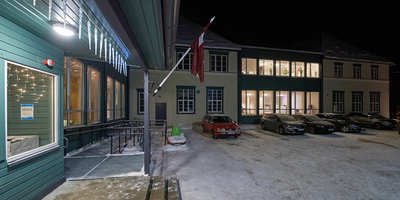 Jaunciema pamatskolas ēka no ārpuses ar Latvijas valsts karogu pie ieejas duevīm