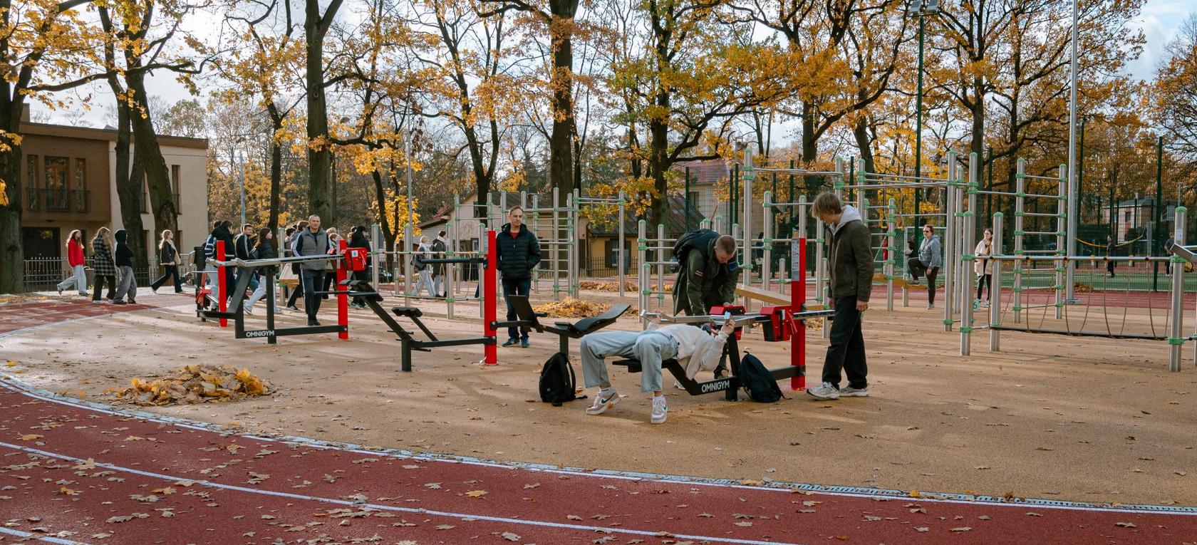 Rīgas Jāņa Šteinhauera vidusskolā atklāts daudzfunkcionāls sporta laukums