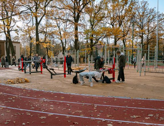 Rīgas Jāņa Šteinhauera vidusskolā atklāts daudzfunkcionāls sporta laukums