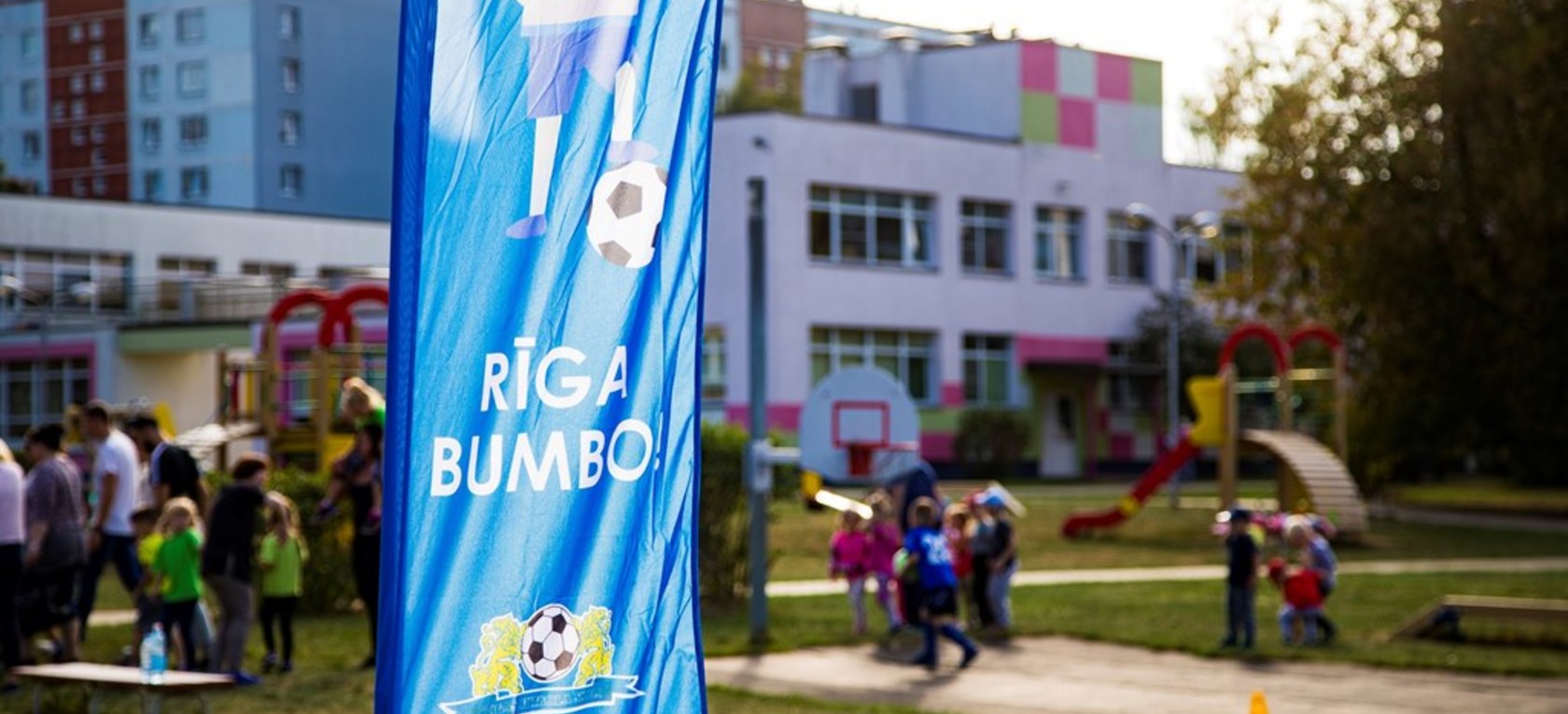 Rīgas Futbola skola ar futbolu iepazīstina Rīgas 254. bērnudārza audzēkņus