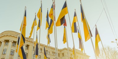 Izkar simtiem Ukrainas karogu pie pašvaldības iestādēm