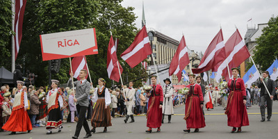 Dziesmu svētku gājienu kuplināja 322 Rīgas amatierkolektīvi