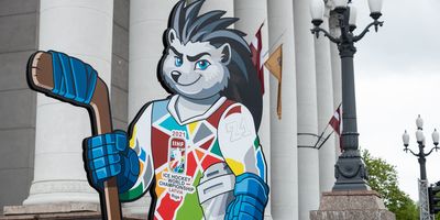 Rīgas ielās ezis “Spiky”gaida hokeja līdzjutējus