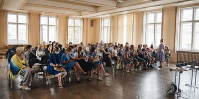 Ukrainas civiliedzīvotāji apmeklē informatīvu pasākumu par izglītību Rīgā