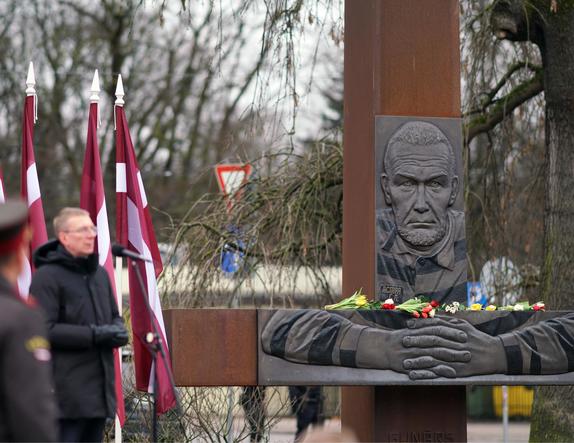 Rīgā notikuši Nacionālās pretošanās kustības piemiņai veltīti pasākumi