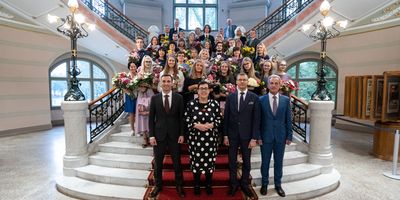  Rīgas labākie skolotāji un skolēni saņēma pašvaldības balvas