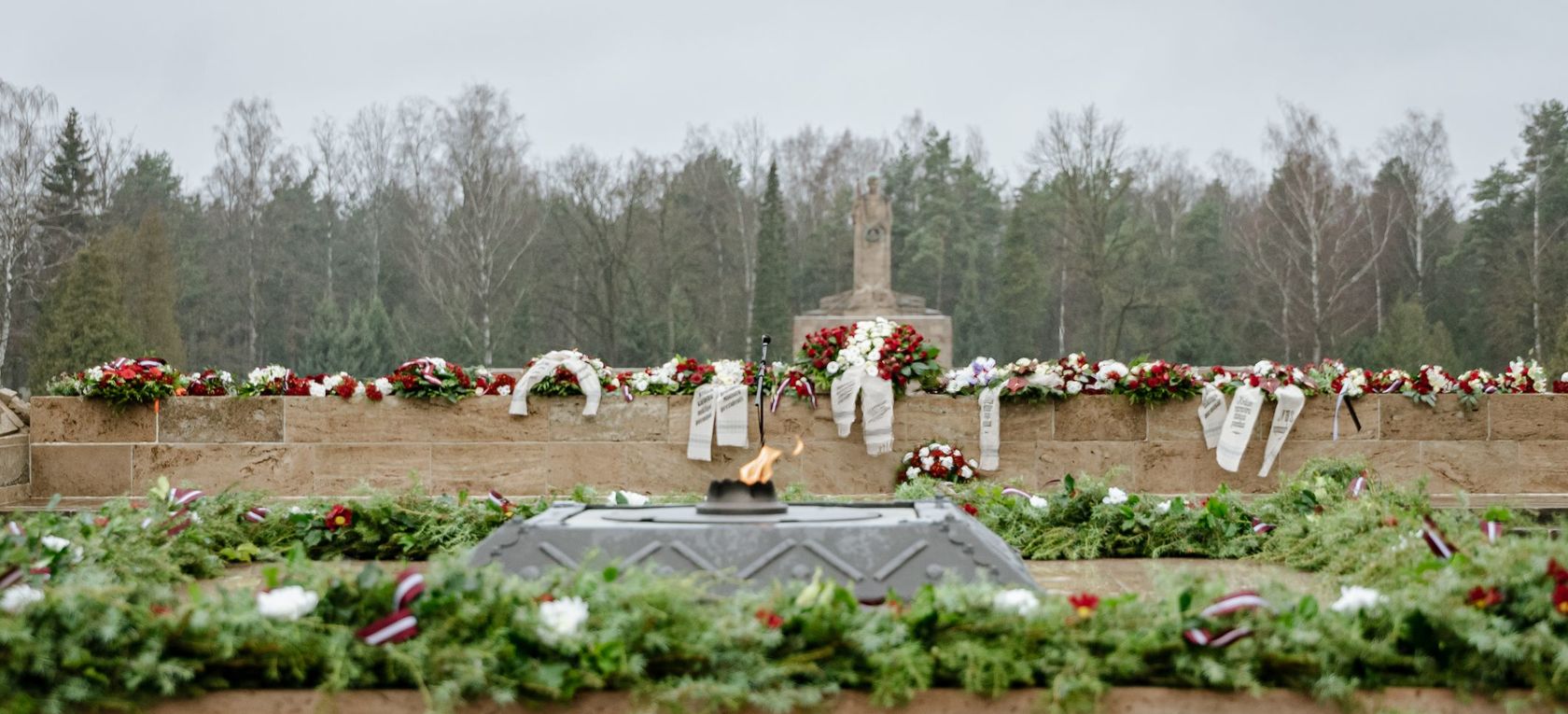Svinīgā vainagu nolikšanas ceremonija Rīgas Brāļu kapos