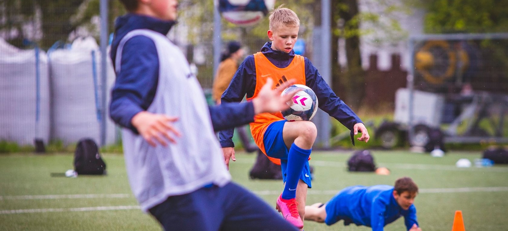 Jaunie futbolisti atsāk treniņnodrabības
