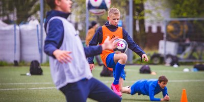 Jaunie futbolisti atsāk treniņnodrabības