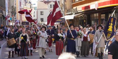 Fotogrāfijas no akcijas “Uzvelc tautas tērpu par godu Latvijai!”