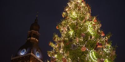 Rīgā iededz Ziemassvētku egles un dekoratīvo apgaismojumu