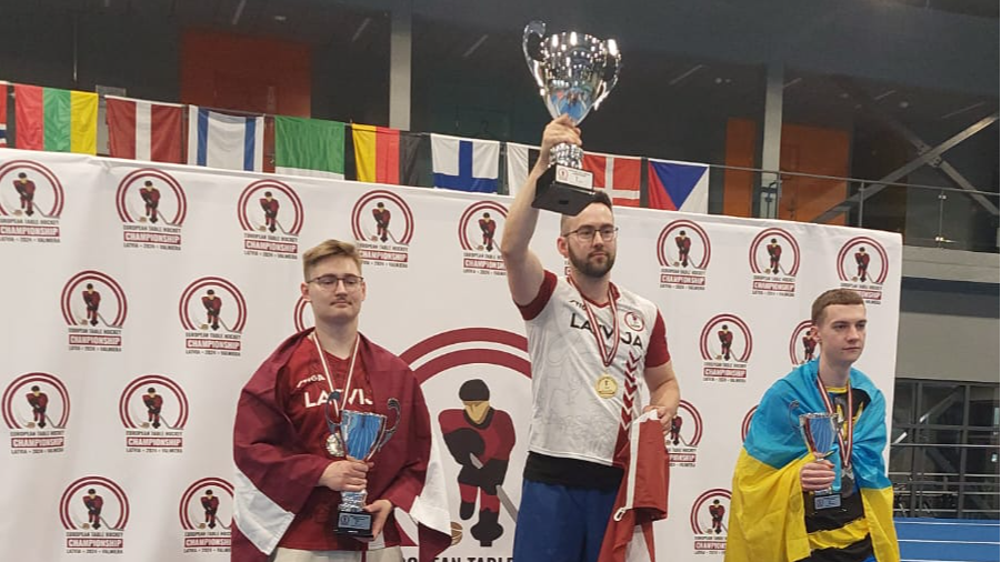 Goda pjedestāls ar diviem Latvijas sportistiem