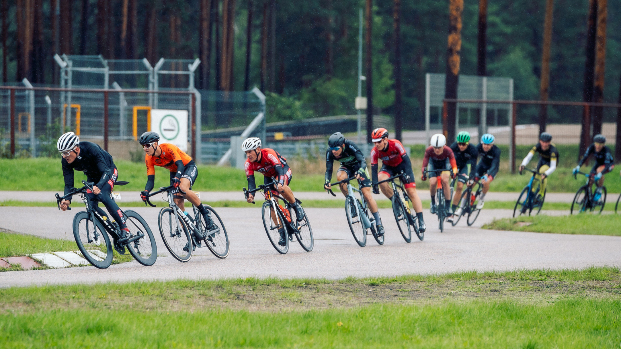Spītējot laikam, vairāk nekā 300 dalībnieki bauda “Biķernieku trases velo svētkus”